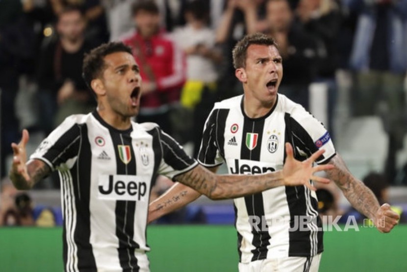 Gol Dani Alves dan Mario Mandzukic membawa Juventus unggul 2-0 hingga akhir babak 1