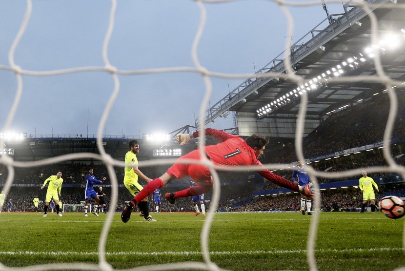 Gol kedua bagi Chelsea yang diciptakan oleh Michy Batshuayi saat melawan Peterborough United, Ahad (8/1).