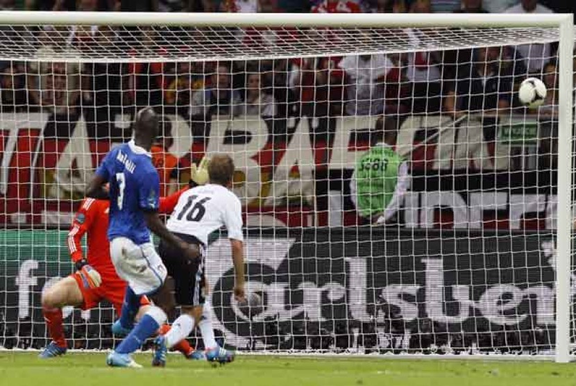   GOl kedua dari Balotelli menjebol gawang Jerman dalam laga semifinal antara Italia melawan Jerman di Warsawa, Polandia, Jumat (29/6) dini hari WIB.
