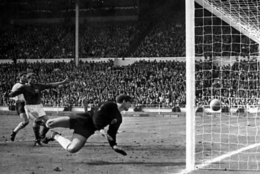 Gol kontroversial Geoff Hurst pada final Piala Dunia 1966.