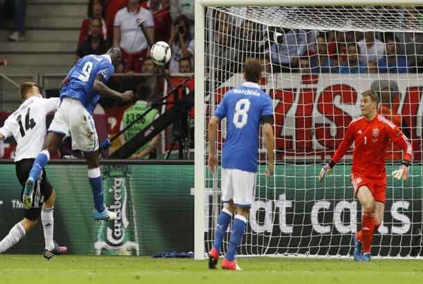  GOl pertama Mario Balotelli saat melawan Jerman dalam laga semifinal Piala Eropa 2012 antara Italia melawan Jerman di Stadion Narodowny, Warsawa, Polandia, Jumat (29/6) dini hari WIB.