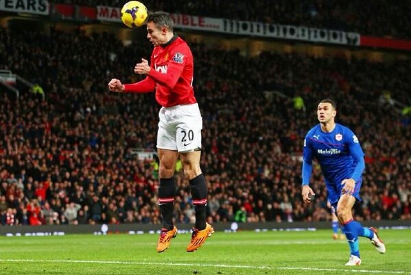 Gol sundulan Robin van Persie ke gawang Cardiff City