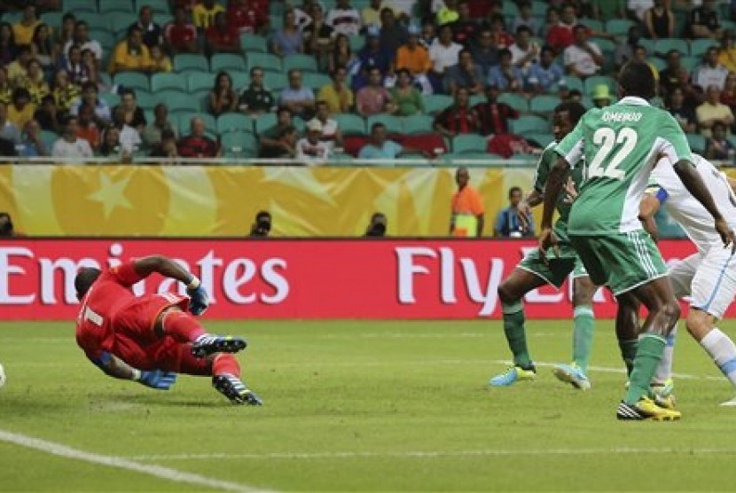 Gol Uruguay ke gawang Nigeria di Piala Konfederasi 2013 yang dicetak Diego Lugano.