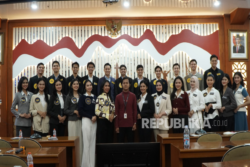 Golden English memberikan pelatihan english speaking kepada para finalis Abang None 2025.