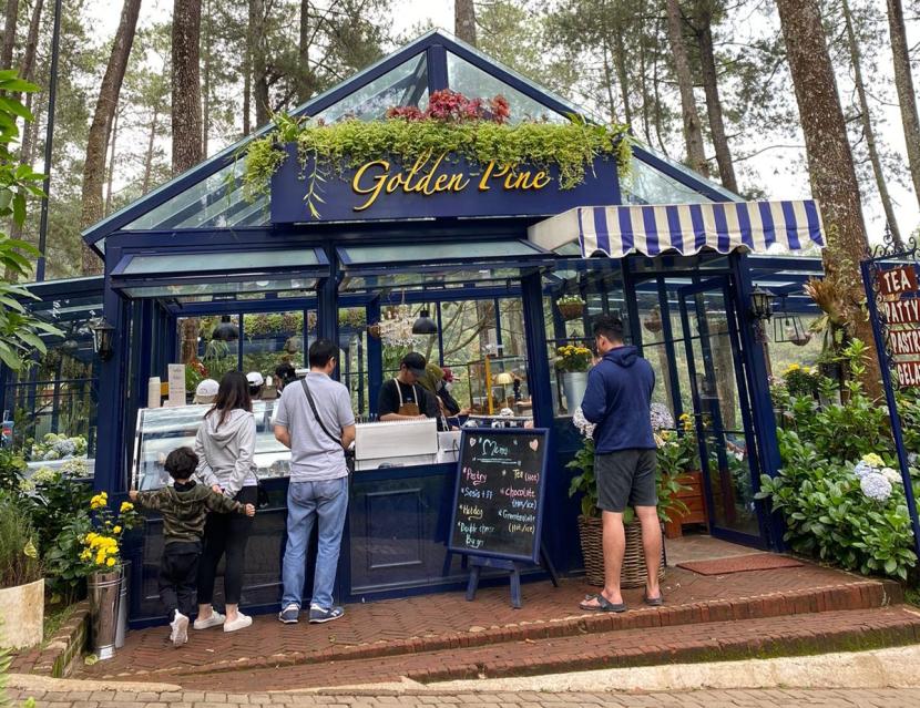 Golden Pine cafe viral yang ada di Orchid Forest Cikole Lembang