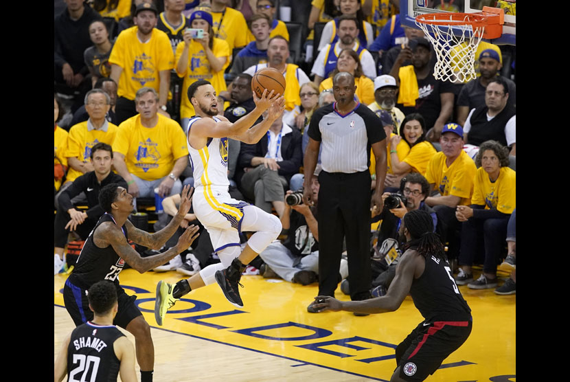 Golden State Warroros melawan LA Clippers selama paruh kedua pertandingan NBA Western Conference Playoffs satu di Oracle Arena di Oakland, California, AS.