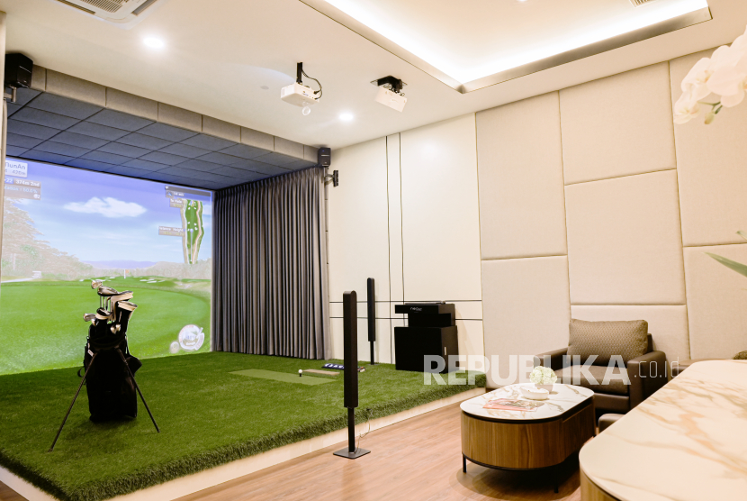 Golf Simulator Awan Eight-Golf berada di rooftop lantai delapan Pine Wings, Mason Pine Hotel, Bandung.