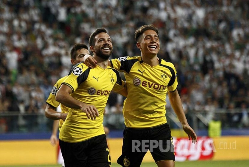 Gonzalo Castro merayakan gol bersama Emre Mor