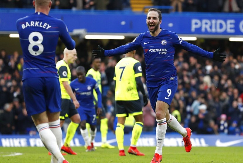 Gonzalo Higuain (kanan) merayakan golnya bersama Chelsea.