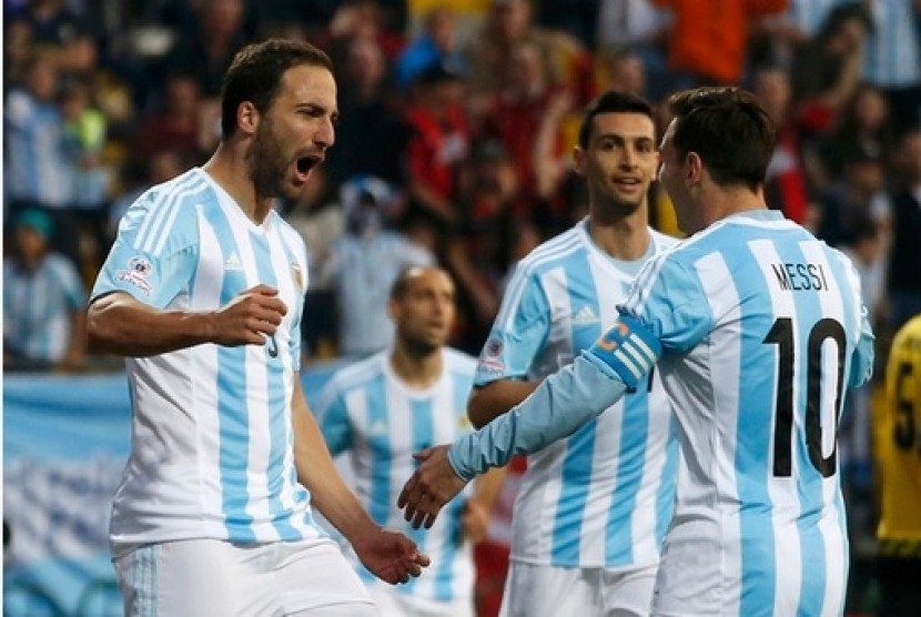 Gonzalo Higuain (kiri) merayakan golnya bersama Lionel Messi