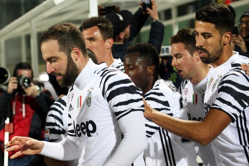 Gonzalo Higuain (kiri) merayakan golnya ke gawang Crotone bersama pemain-pemain Juventus.