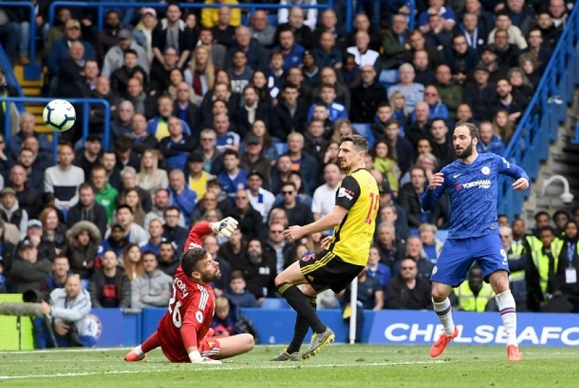Gonzalo Higuain mencetak gol ke gawang Watford