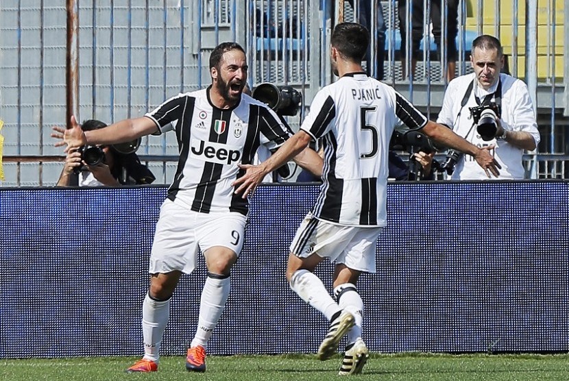 Gonzalo Higuain saat merayakan gol ke gawang Empoli. Juventus sukses menaklukkan Empoli dengan skor 3-0, Ahad (2/10).