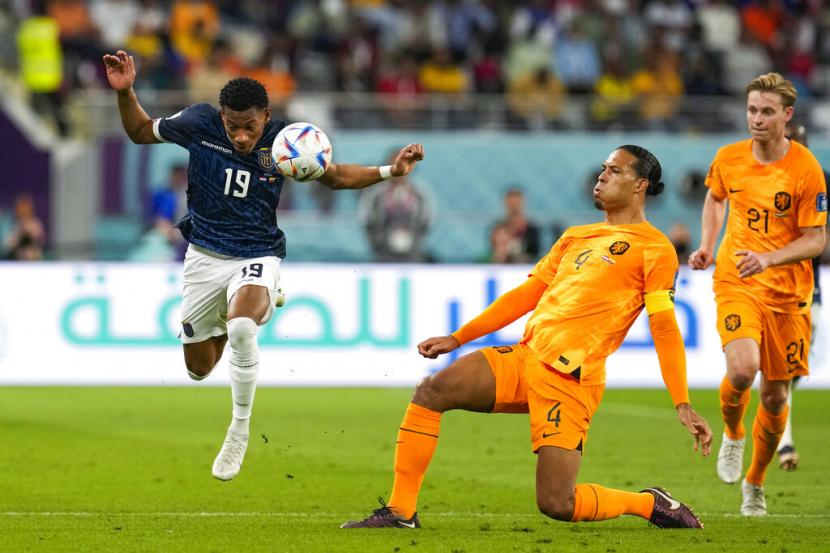Gonzalo Plata dari Ekuador (kiri) berebut bola dengan Virgil van Dijk dari Belanda selama pertandingan sepak bola grup A Piala Dunia antara Belanda dan Ekuador, di Stadion Internasional Khalifa di Doha, Qatar, Jumat, 25 November 2022. 