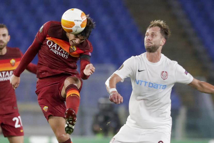 Gonzalo Villar Roma, kiri, dan CFR Damjan Dokovic bertarung memperebutkan bola selama pertandingan sepak bola grup A Liga Europa antara Roma dan CFR Cluj, di Stadion Olimpiade Roma, Kamis, 5 November 2020. 