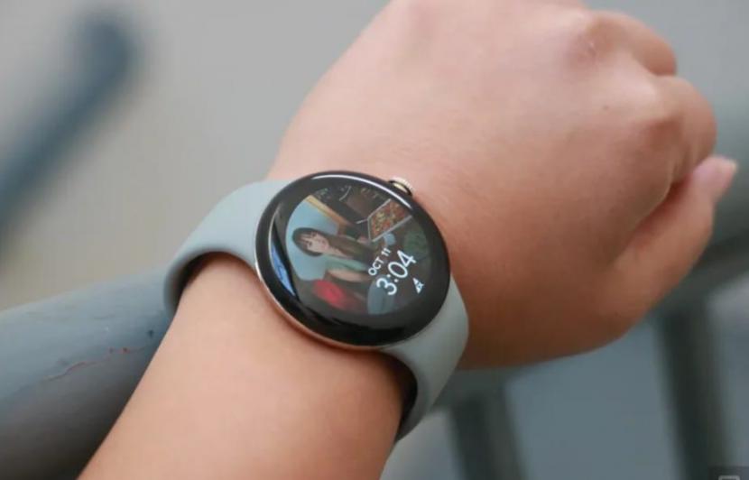 Google Pixel Watch 2 memakai model Qualcomm Snapdragon W5 yang jauh lebih baru untuk masa pakai baterai lebih lama.