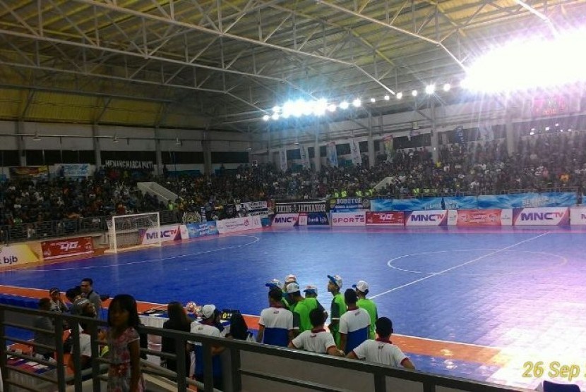GOR Futsal ITB, Jatinangor, dipenuhi penonton jelang laga final futsal PON XIX, Senin (26/9). Laga final mempertemukan Jawa Barat lawan Maluku Utara.