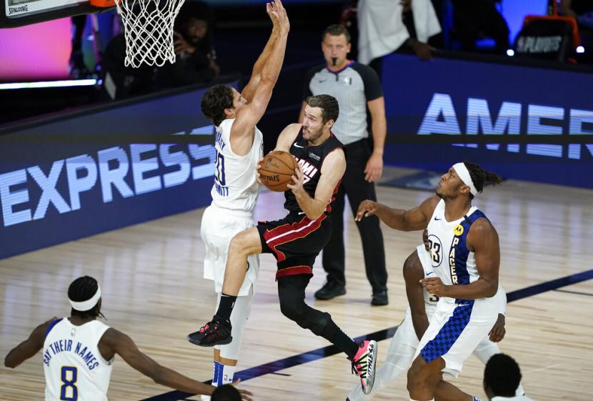 Goran Dragic mencetak 23 poin saat laga Miami Heat meladeni Indiana Pacers, Selasa (25/8) dini hari. Heat memastikan diri ke semifinal wilayah.