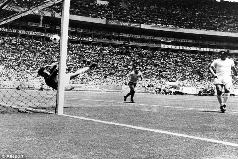 Gordon Banks (kiri) melakukan aksi penyelamatan gemilang.