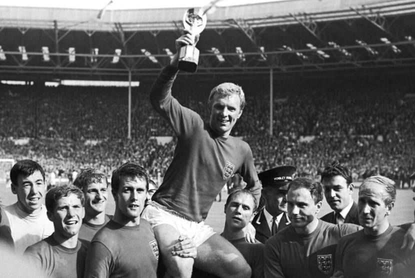 Gordon Banks saat mengangkat trofi Piala Dunia 1966.