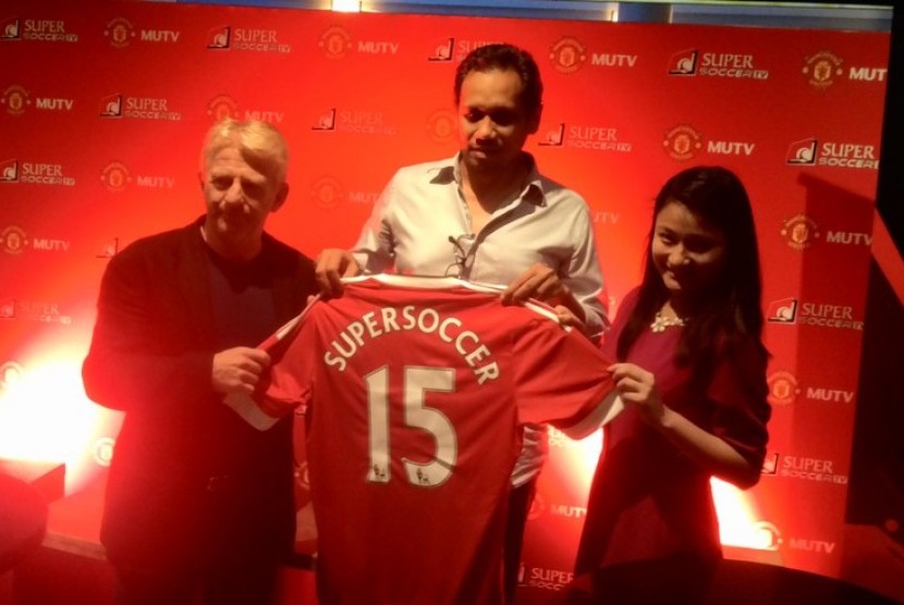 Gordon Strachan (kiri) Managing Director SuperSoccer Mirwan Suwarso (tengah), perwakilan Manchester United di Asia Joan berfoto dalam acara kerja sama resmi MUTV dengan SuperSoccer