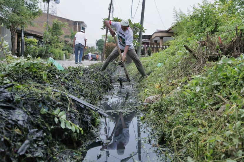 Gotong royong pembersihan lingkungan di Jalan Bersama Pertiwi, Kelurahan Bantan, Kecamatan Medan Tembung, Kota Medan, Sumatra Utara.