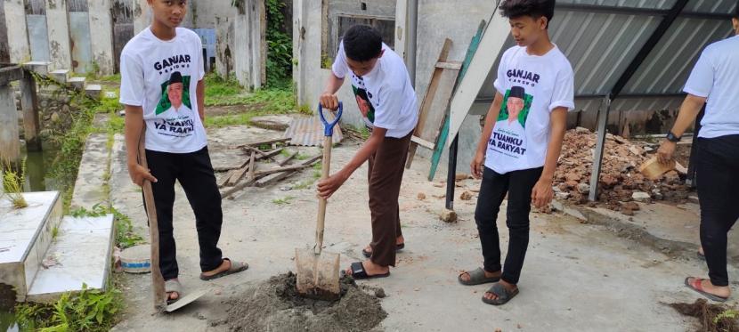 Gotong royong untuk ponpes di Jalan Besar Deli Tua, Pasar VI, Batu Gemuk, Kecamatan Namo Rambe, Kabupaten Deli Serdang, Sumatra Utara. 