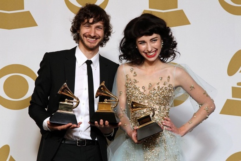  Gotye (kiri) dan Kimbra (kanan) pose di belakang panggung setelah menerima penghargaan dalam ajang Grammy Awards ke-55 yang digelar di di Staples Center, Los Angeles, Ahad (10/2) waktu Los Angeles. 