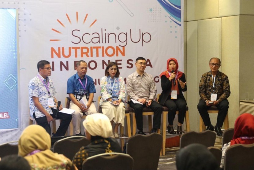 Government and External Scientific Affairs Lead Danone Indonesia, Sarah Angelique (ketiga dari kiri), dalam acara SUN Annual Meeting Business Network, Sabtu (21/12).