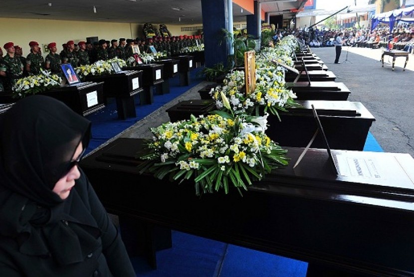 Government officially hands over the Sukhoi's victims to their families in a ceremony held at Halim Perdanakusuma airport in Jakarta, Wednesday.