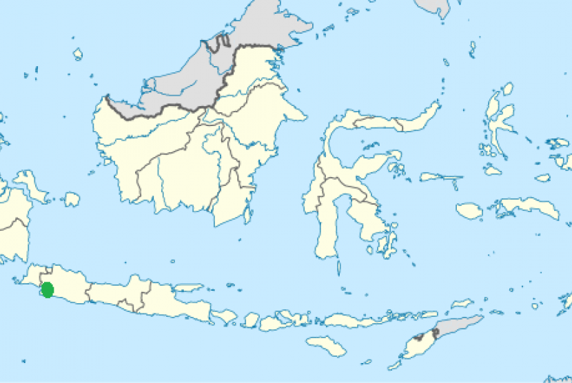 Government transfers forty four illegal immigrants from Sukabumi (green dot) to Medan (red dot). 