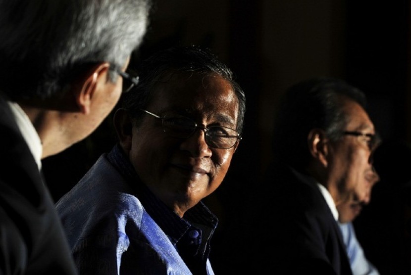 Governor of Bank Indonesia Darmin Nasution (center) will end his office term on May 23, 2013. (file photo)