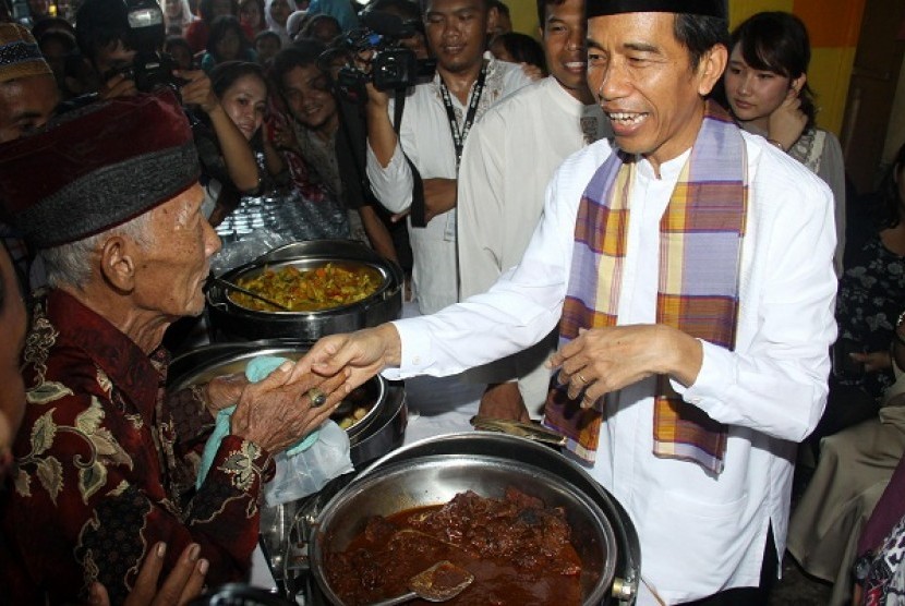 Governor of Jakarta, Joko Widodo (in white), celebrates Eid al Fitr by visiting residents in row village in Tanah Tinggi, Central Jakarta, on Thursday. 