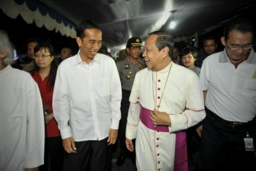 Governor of Jakarta, Joko Widodo (left) visits Cathedral Church in Jakarta on Tuesday eve, to make sure that the celebration is observed peacefully . 