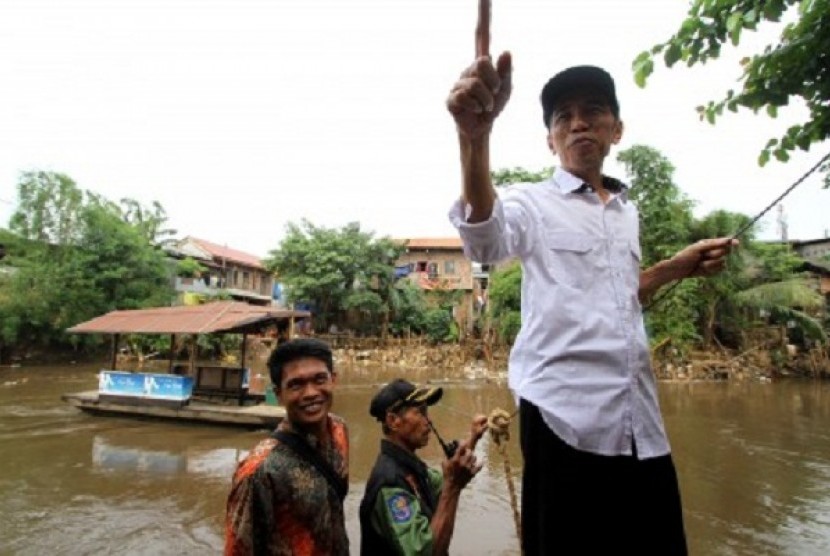 Governor of Jakarta, Joko Widodo, makes an unannounced inspection to monitor flood anticipation preparation at Bukit Duri, Jakarta on Tuesday. (illustration)  