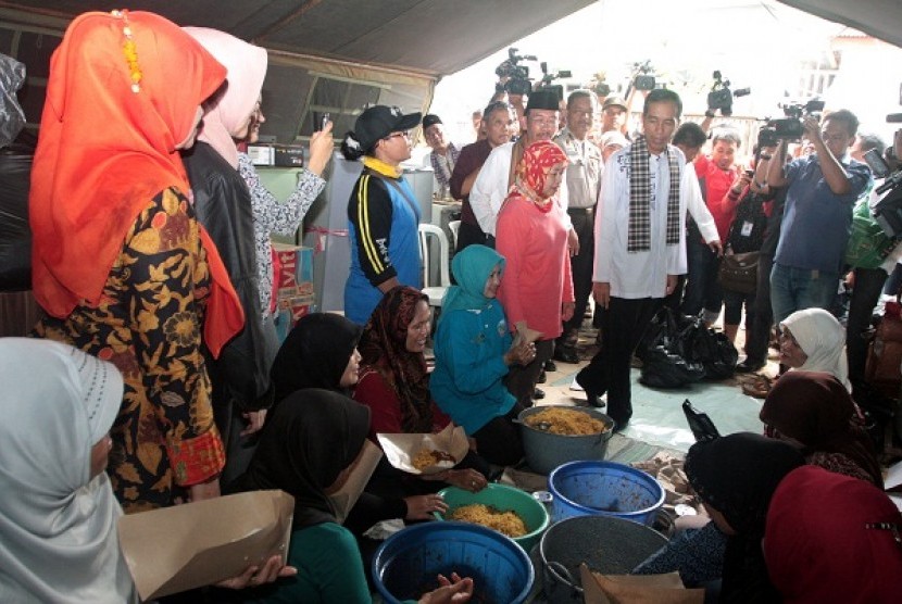 Governor of jakarta, Joko Widodo, visits an emergency kitchen in Rawajati, Jakarta. (file photo)