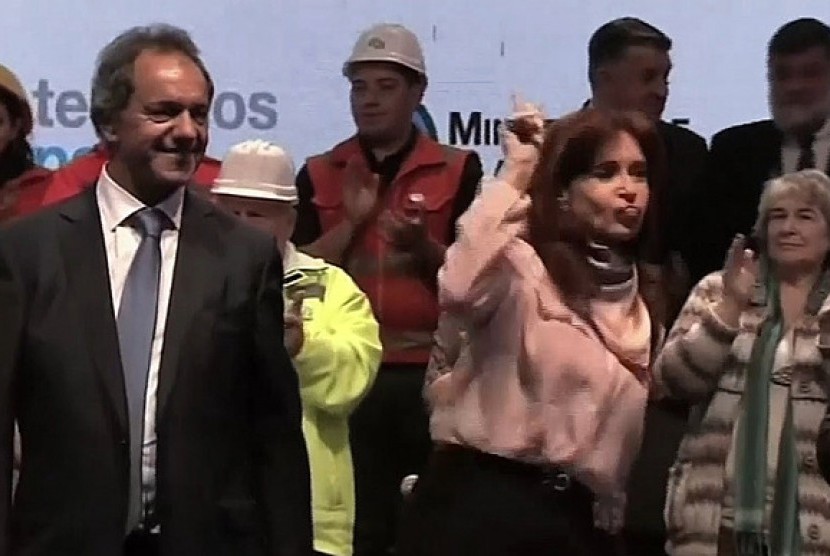 Goyangan spontan Presiden Argentina Cristina Elisabet Fernandez de Kirchner (kanan) dalam ajang kampanye politik baru-baru ini di Buenos Aires menuai sensasi di internet.