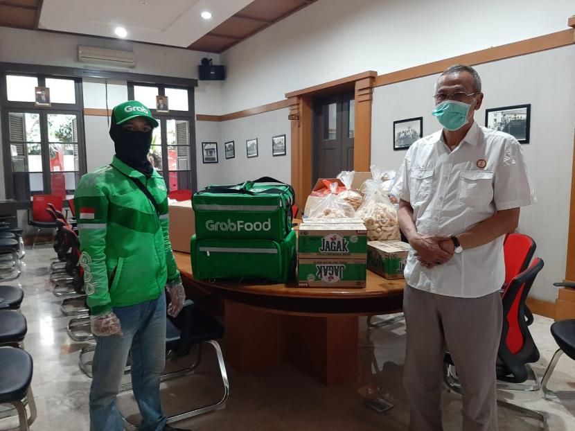 Grab bagikan 1000 paket makanan dan minuman bagi tenaga medis dan kepolisian di Bandung dan sekitarnya, Selasa (31/3).
