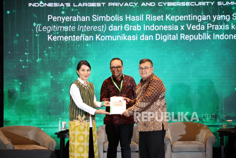 Grab dan Veda Praxis Serahkan Hasil Riset Pelindungan Data Pribadi ke Komdigi