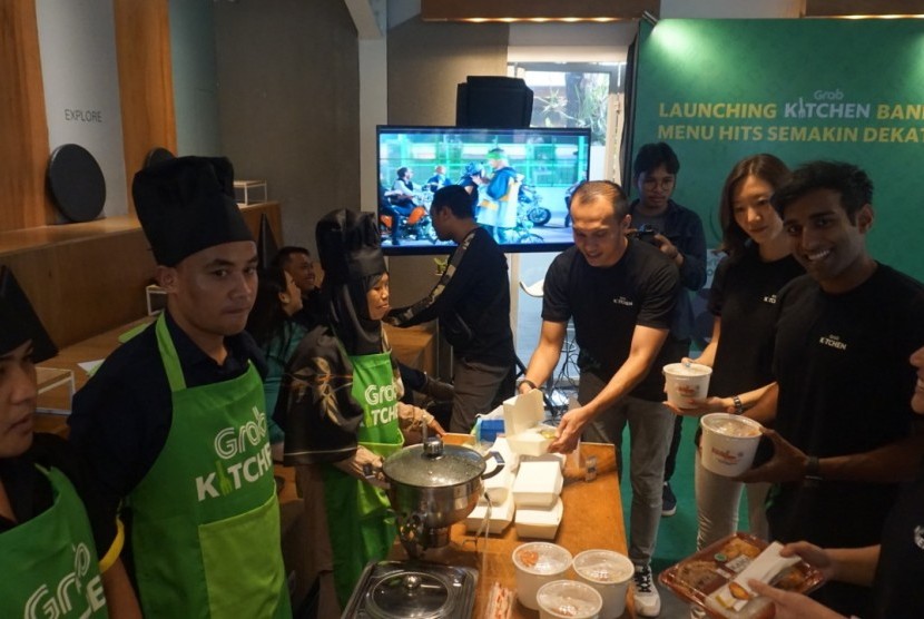 Grab Indonesia membuka Grab Kitchen untuk pertama kalinya di Kota Bandung, Selasa (27/8).