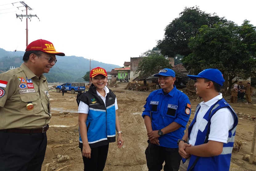 Grace Batubara (kedua kiri) mewakili Dharma Wanita Kemensos kunjungi sekolah anak korban banjir