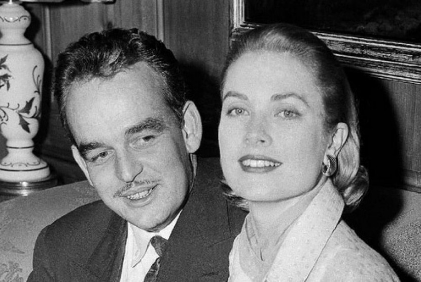 Grace Kelly, kanan, bersama Pangeran Rainier III.