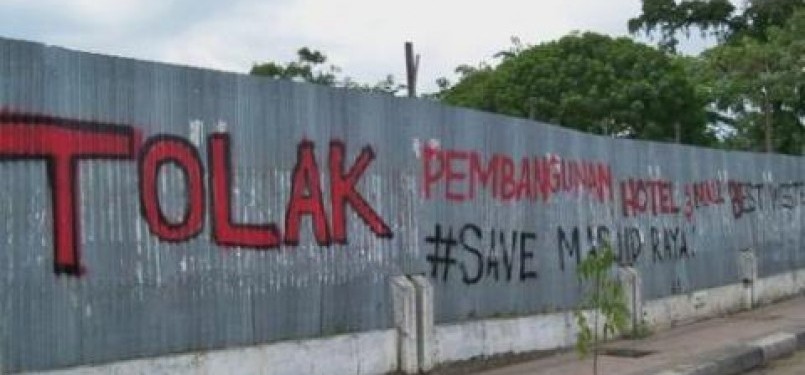 Graffiti warga yang menolak rencana pembangunan Hotel Best Western dan Mall di dekat lokasi Masjid Raya Banda Aceh (foto: dok).