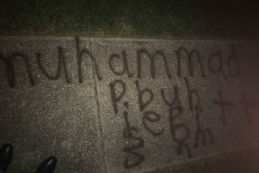 Grafiti anti-Islam di rumah sebuah keluarga di Homer Glen, Illinois, AS.  