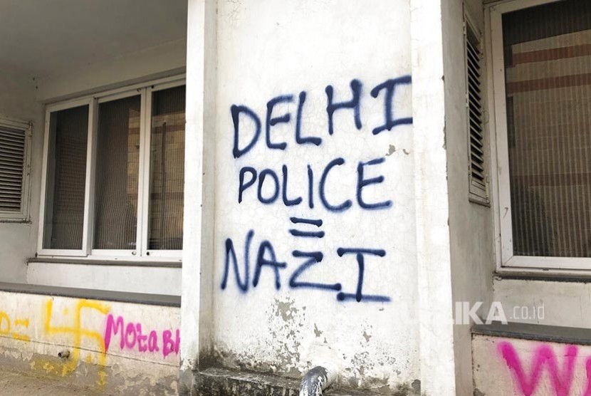 Grafiti terpampang di tembok di kampus Jamia Millia Islamia University, New Delhi, India. Mahasiswa menjadikan kampus sebagai media protes mereka setelah sebelumnya polisi merangsek ke dalam kampus membubarkan unjukrasa.