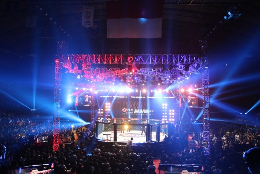 Salah satu pertarungan One Pride MMA Indonesia (ilustrasi)