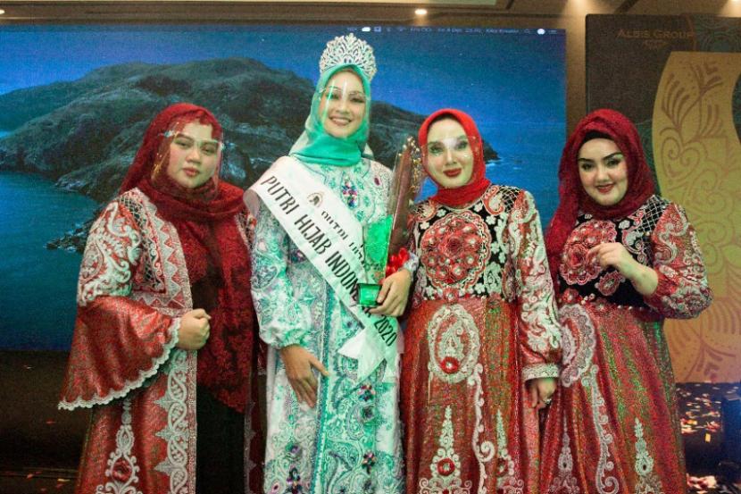 Grand Final Putri Hijab Indonesia 2020 sukses digelar akhir pekan ini, di Crowne Plaza Hotel Bandung, Jl. Lembong No.19, Braga Kota Bandung, Jawa Barat. Auliya Fajriyati terpilih menjadi pemenang Putri Hijab Indonesia 2020 pada malam Grand Final tersebut. Auliya adalah peserta yang berasal dari Riau. 