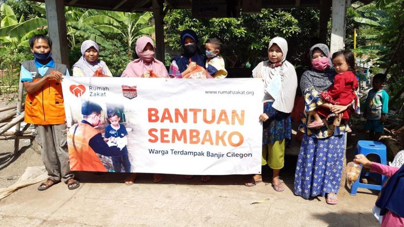 Grand Livina Club Indonesia melalu Rumah Zakat menyaluran bantuan sembako kepada warga yang terdampak banjir pada  Sabtu (19/9).