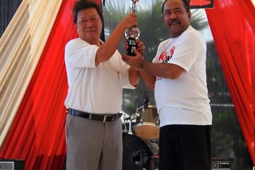 Grand Master Lioe Nam Khiong (kiri) ditetapkan sebagai Pembina Olahraga Terbaik  2014 pada acara Anugerah Olahraga Indonesia (AORI) 2014, Ahad (26/4).