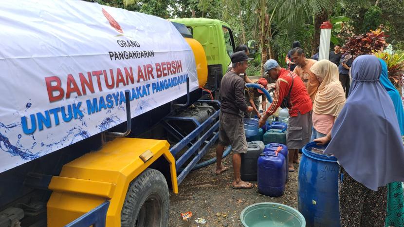 Grand Pangandaran menyalurkan air bersih sebanyak 24 Ribu liter yang diberikan kepada 3 Desa yang terdampak kekeringan dan krisis air bersih di Pangandaran.